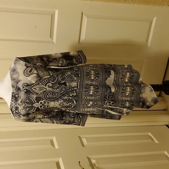 ONE WORLD Printed Knit 3/4 Sleeve Embellished Asymmetrical Tunic White/Black. M - Picture 9 of 15